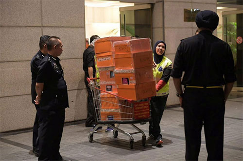 Confiscan 72 bolsos con dinero y joyas en casa del ex primer ministro de Malasia Confiscan 72 bolsos con dinero y joyas en casa del ex primer ministro de Malasia